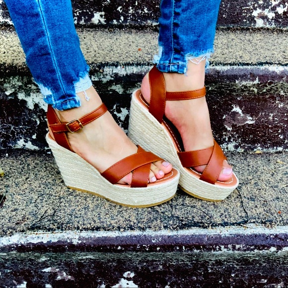 Dream/ Tan Wedges - Picture 2 of 5